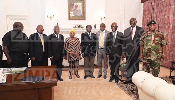 Tổng thống Zimbabwe lần đầu xuất hiện sau thông tin bị giam lỏng tại nhà - Ảnh 2