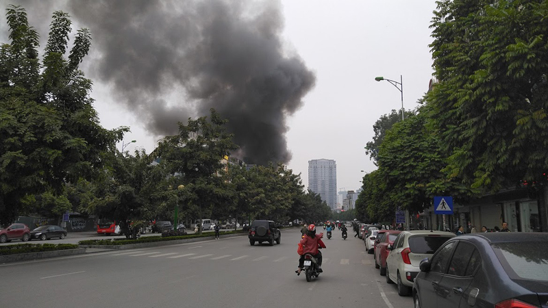 Hà Nội: Cháy lớn tại quán ăn trên phố Nguyễn Văn Huyên - Ảnh 1