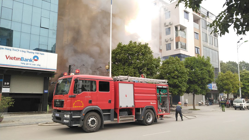 Hà Nội: Cháy lớn tại quán ăn trên phố Nguyễn Văn Huyên - Ảnh 2