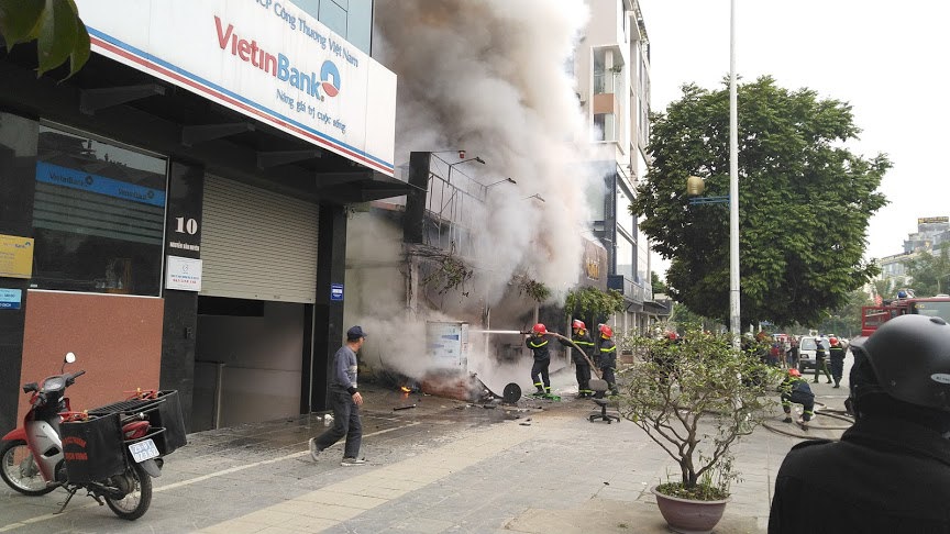 Hà Nội: Cháy lớn tại quán ăn trên phố Nguyễn Văn Huyên - Ảnh 3