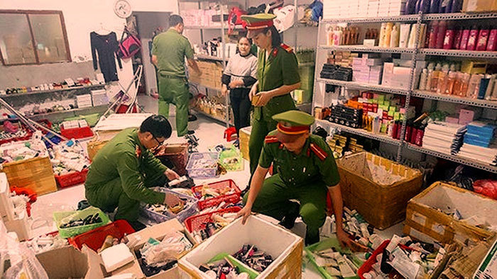 Nghệ An: Thu giữ gần 10.000 lọ mỹ phẩm nhái các thương hiệu nổi tiếng - Ảnh 1