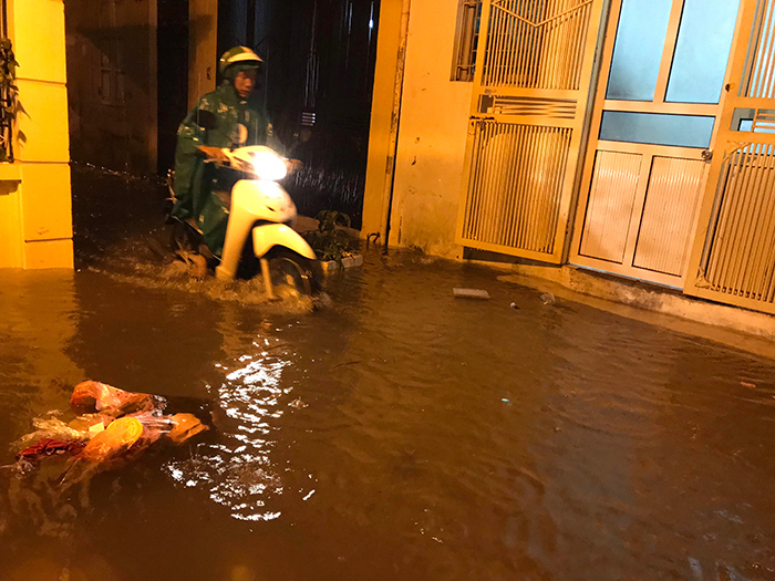 Hà Nội: Mưa như trút, các phương tiện lại "rẽ sóng" trong nội đô - Ảnh 1