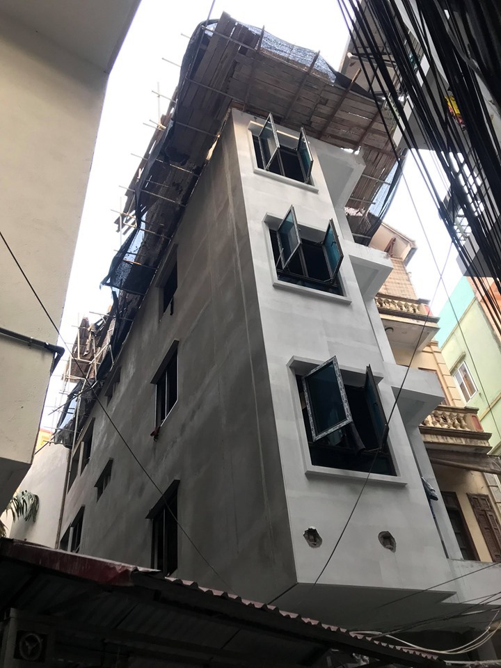 Hà Nội: Đang xây dựng trên tầng 5 ngôi nhà, nam công nhân ngã tử vong - Ảnh 1