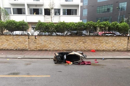 Hà Nội: Hoảng hốt phát hiện người phụ nữ tử vong cạnh xe máy bên đường - Ảnh 2