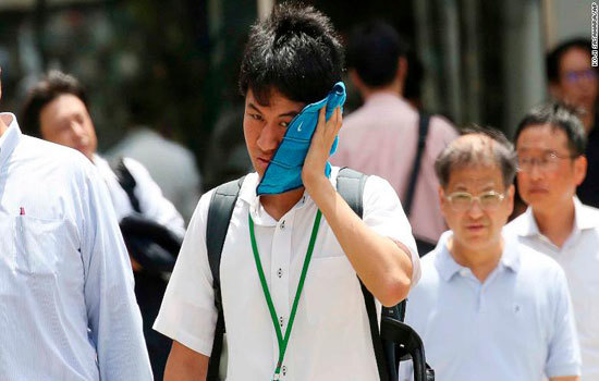 Chùm ảnh người dân Nhật Bản "oằn mình" chống chọi đợt nắng nóng kỷ lục - Ảnh 2