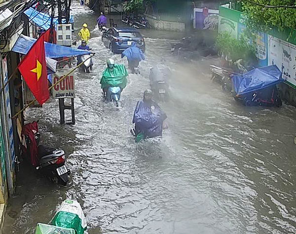 Hà Nội: Người đi đường thót tim vì những đợt sấm nổ trong trận mưa lớn - Ảnh 7