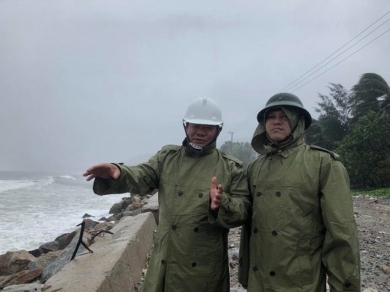 Quảng Ngãi khẩn cấp di dời dân trong vùng nguy hiểm trước giờ bão đổ bộ - Ảnh 3