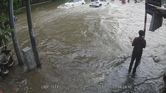 Trận mưa lớn giữa trưa khiến nhiều tuyến phố Hà Nội ngập sâu - Ảnh 1
