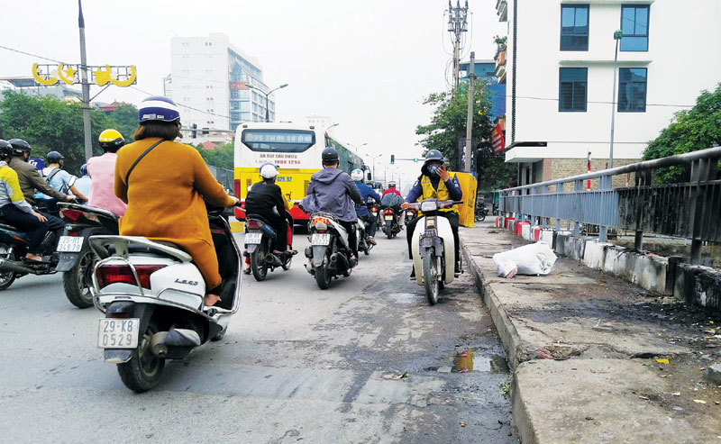 [Điểm nóng giao thông] Vô tư ngược chiều trên cầu Trắng - Ảnh 1