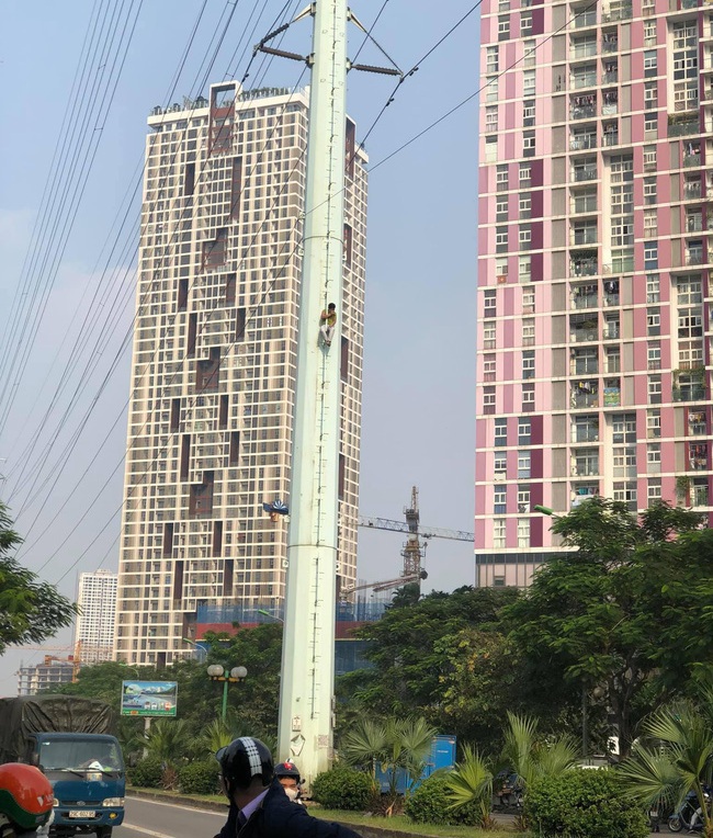 Hà Nội: Nam thanh niên “ngáo đá” leo vắt vẻo trên cột điện cao thế ở Hà Đông - Ảnh 1