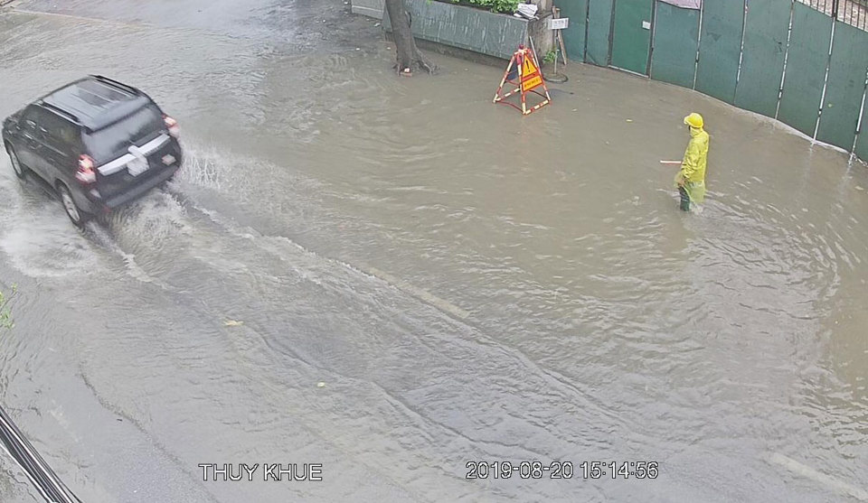 Mưa xối xả gây ngập một số tuyến phố trong nội thành Hà Nội - Ảnh 3