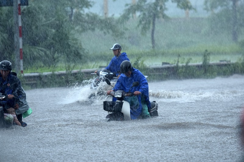 Mưa lớn kéo dài, nhiều tuyến phố Hà Nội ngập cục bộ - Ảnh 21