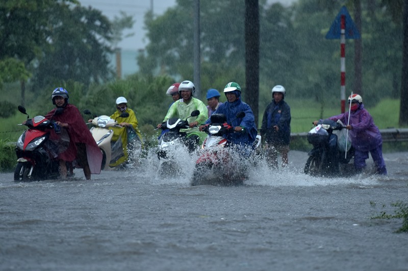 Mưa lớn kéo dài, nhiều tuyến phố Hà Nội ngập cục bộ - Ảnh 1