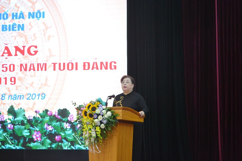 Phó Bí thư Thành ủy Nguyễn Thị Bích Ngọc trao Huy hiệu Đảng cho đảng viên lão thành quận Long Biên - Ảnh 4