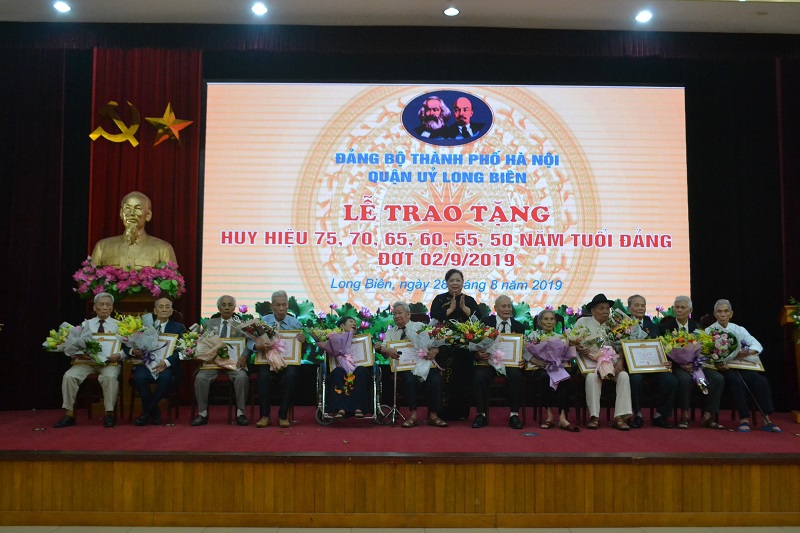 Phó Bí thư Thành ủy Nguyễn Thị Bích Ngọc trao Huy hiệu Đảng cho đảng viên lão thành quận Long Biên - Ảnh 2