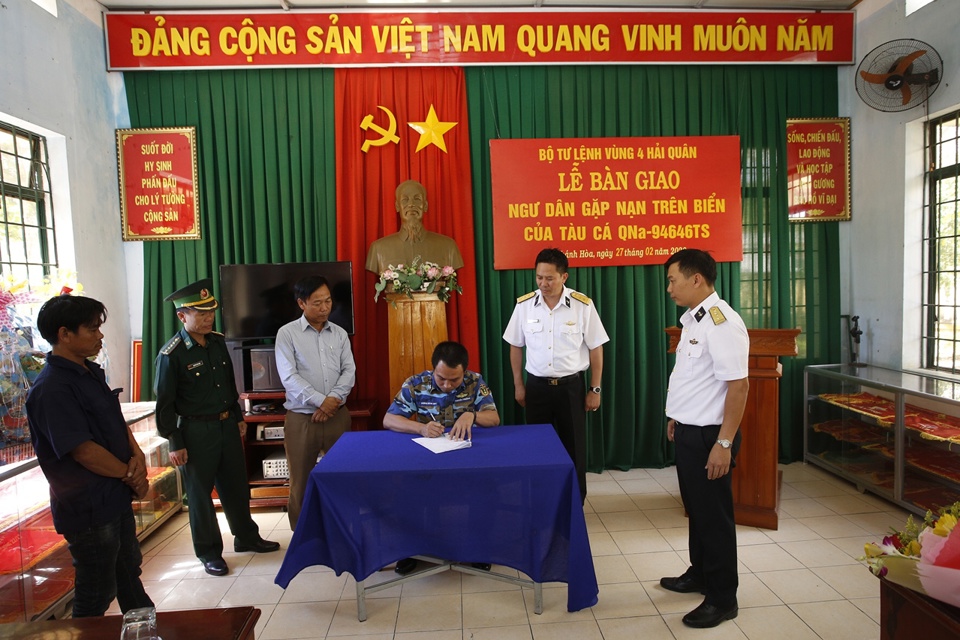 Tàu Hải quân đưa 33 ngư dân Quảng Nam bị nạn vào bờ an toàn - Ảnh 3