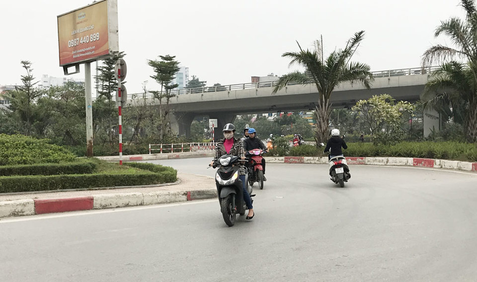Ngược chiều nguy hiểm vào phố Nguyễn Đình Hoàn - Ảnh 1