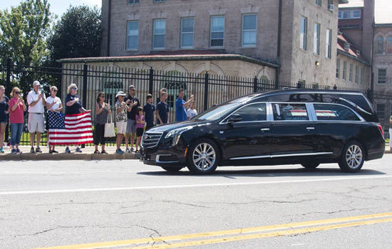 Thượng nghị sĩ John McCain an nghỉ tại nghĩa trang hải quân, cạnh mộ bạn thân - Ảnh 1