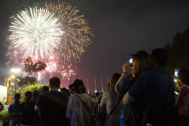 Pháo hoa rực sáng bầu trời TP Hồ Chí Minh mừng Quốc khánh - Ảnh 1