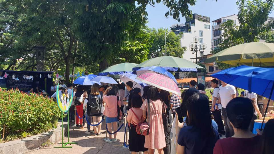 Hàng nghìn độc giả Thủ đô chen chân, xếp hàng xin chữ ký nhà văn Nguyễn Nhật Ánh - Ảnh 2