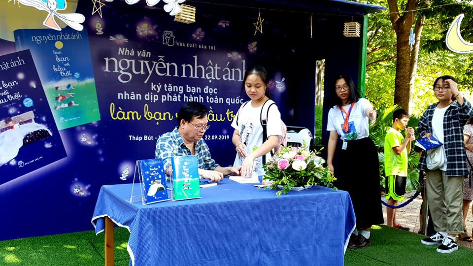 Hàng nghìn độc giả Thủ đô chen chân, xếp hàng xin chữ ký nhà văn Nguyễn Nhật Ánh - Ảnh 1