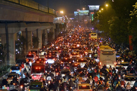 Các ngả đường Hà Nội, TP Hồ Chí Minh chật cứng người trong đêm Noel - Ảnh 1