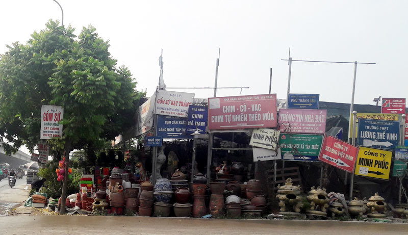 Tràn lan vi phạm trật tự đô thị trên đường Nguyễn Xiển - Ảnh 1