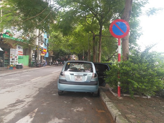 "Choáng" với vi phạm trật tự đô thị trên phố Nguyễn Đình Hoàn - Ảnh 1