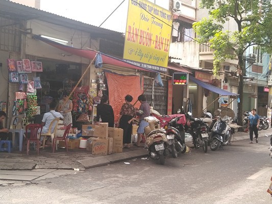 "Choáng" với vi phạm trật tự đô thị trên phố Nguyễn Đình Hoàn - Ảnh 3