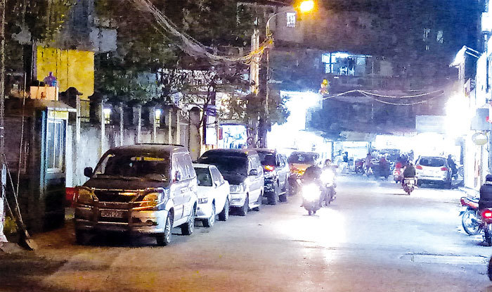 [Điểm nóng giao thông] Xe đỗ hàng dài trên phố Nguyễn Quý Đức - Ảnh 1