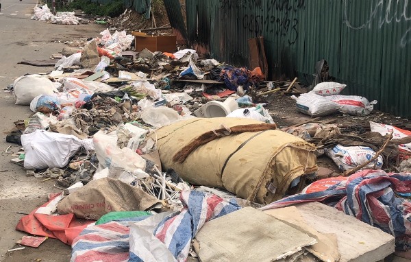 Công an quận Tây Hồ nói gì về bãi rác tự phát trên đường Nguyễn Văn Huyên kéo dài? - Ảnh 2