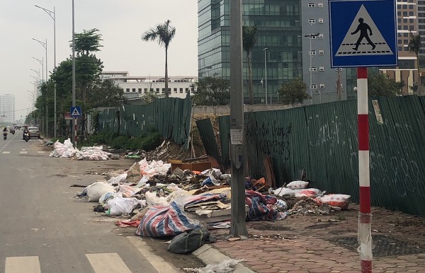 Công an quận Tây Hồ nói gì về bãi rác tự phát trên đường Nguyễn Văn Huyên kéo dài? - Ảnh 1