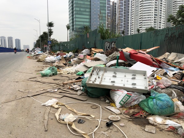 Hà Nội: Đường Nguyễn Văn Huyên kéo dài ngập trong rác - Ảnh 2