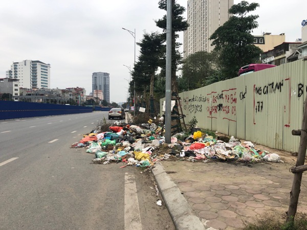 Hà Nội: Đường Nguyễn Văn Huyên kéo dài ngập trong rác - Ảnh 4