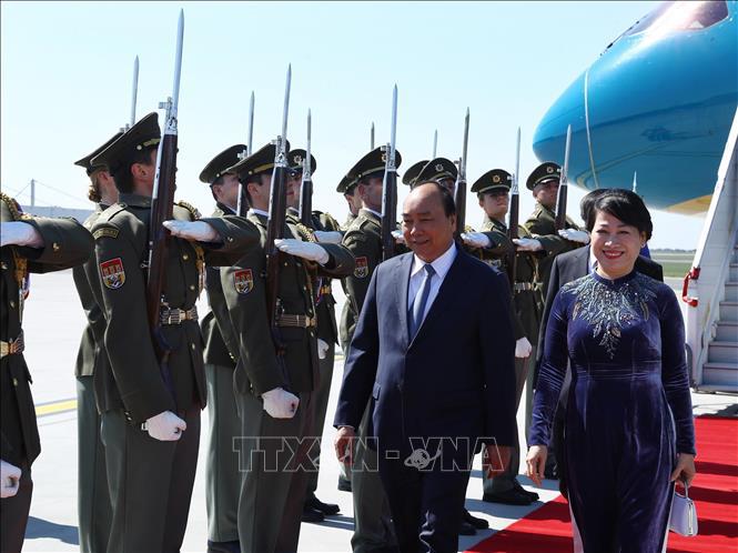 Thủ tướng Nguyễn Xuân Phúc đến Praha, bắt đầu thăm chính thức Cộng hòa Séc - Ảnh 1