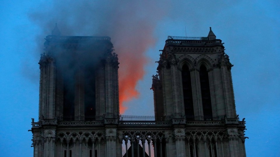 [Ảnh] Kinh hoàng Nhà thờ Đức Bà Paris chìm trong hỏa hoạn - Ảnh 4