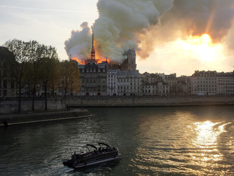 [Ảnh] Kinh hoàng Nhà thờ Đức Bà Paris chìm trong hỏa hoạn - Ảnh 7