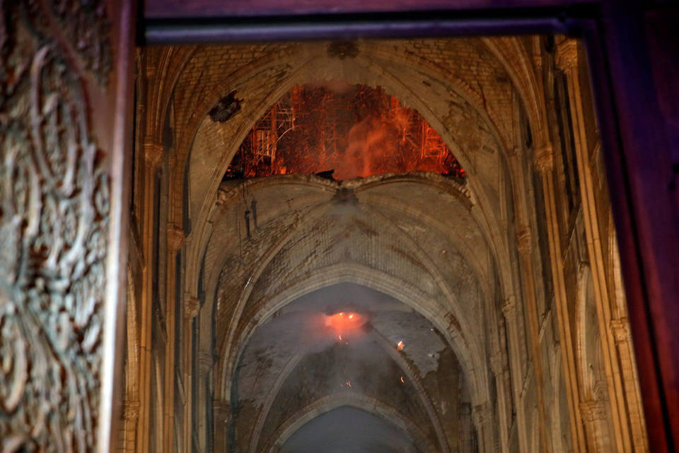 [Ảnh] Kinh hoàng Nhà thờ Đức Bà Paris chìm trong hỏa hoạn - Ảnh 10