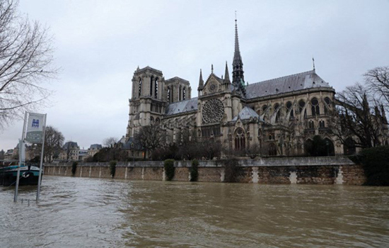 Nước sông Seine dâng cao kỷ lục, nhiều nơi ở Paris chìm trong nước - Ảnh 2