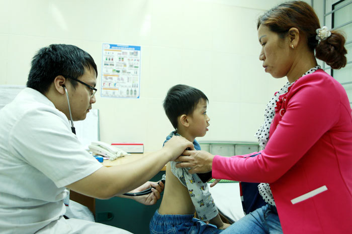 Hàng trăm trẻ nhập viện do cúm mùa - Ảnh 1