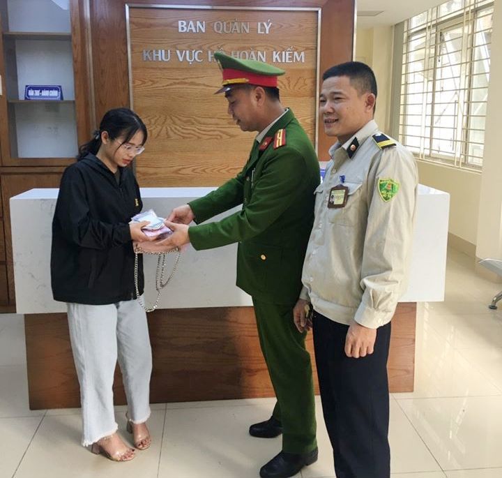 Hà Nội: Nữ sinh viên vui mừng nhận lại ví tiền đánh rơi từ cảnh sát - Ảnh 1