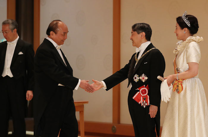 Thủ tướng hoàn thành tốt đẹp chuyến tham dự lễ đăng quang của nhà vua Nhật Bản - Ảnh 1