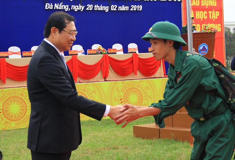 Hơn 1.000 thanh niên Đà Nẵng lên đường nhập ngũ - Ảnh 1