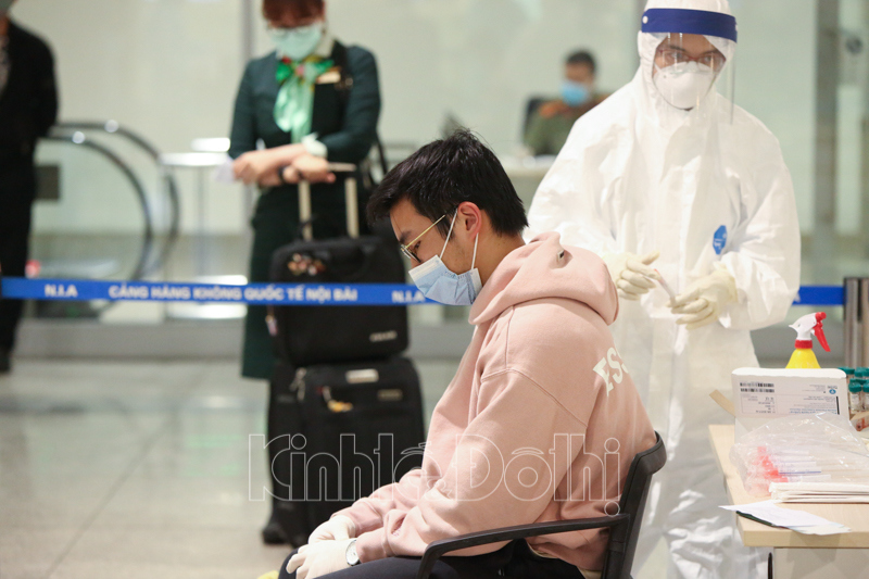 [Ảnh] Cận cảnh quy trình khai báo y tế khi nhập cảnh tại sân bay Nội Bài - Ảnh 12
