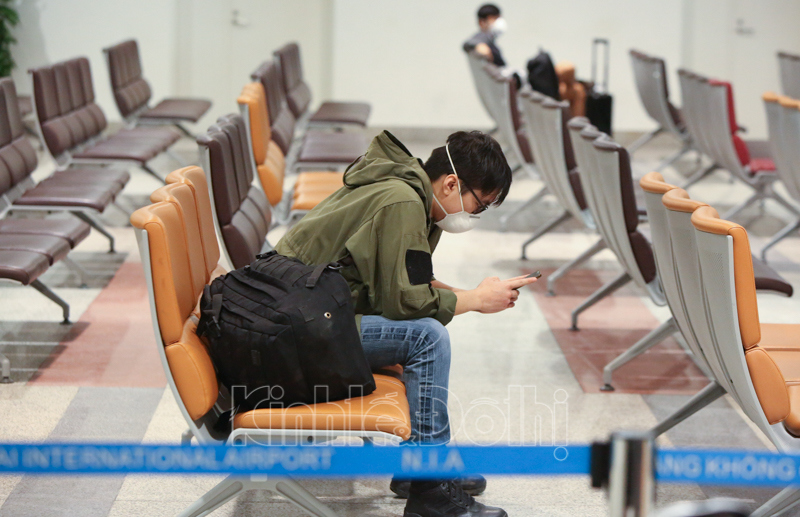 [Ảnh] Cận cảnh quy trình khai báo y tế khi nhập cảnh tại sân bay Nội Bài - Ảnh 16