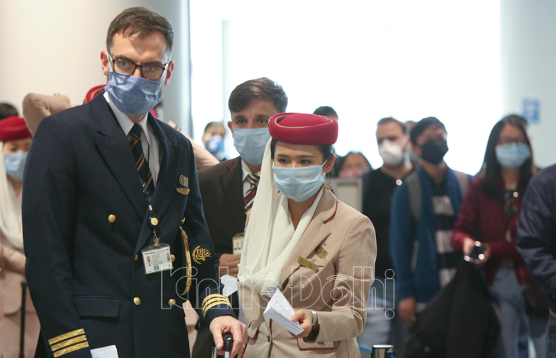 [Ảnh] Cận cảnh quy trình khai báo y tế khi nhập cảnh tại sân bay Nội Bài - Ảnh 2