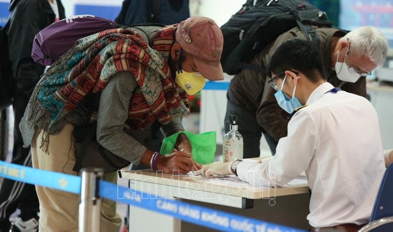 [Ảnh] Cận cảnh quy trình khai báo y tế khi nhập cảnh tại sân bay Nội Bài - Ảnh 3