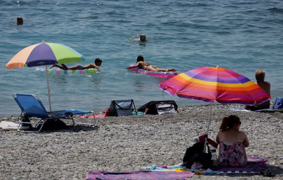Hình ảnh đợt nắng nóng kỷ lục làm đảo lộn cuộc sống của người dân châu Âu - Ảnh 6