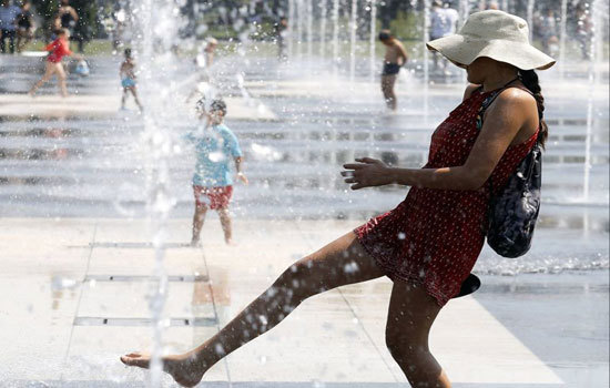 Hình ảnh đợt nắng nóng kỷ lục làm đảo lộn cuộc sống của người dân châu Âu - Ảnh 7