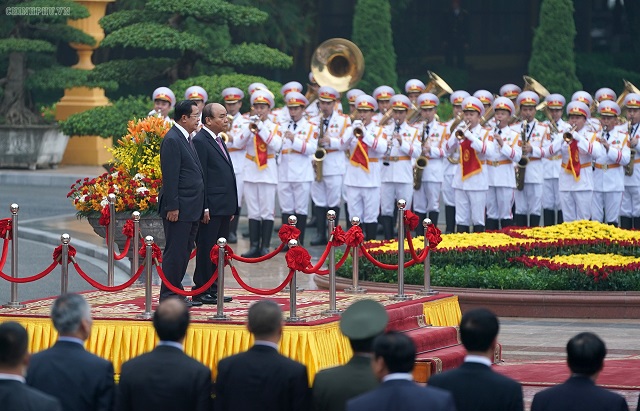 Thủ tướng Nguyễn Xuân Phúc đón, hội đàm với Thủ tướng Campuchia - Ảnh 1